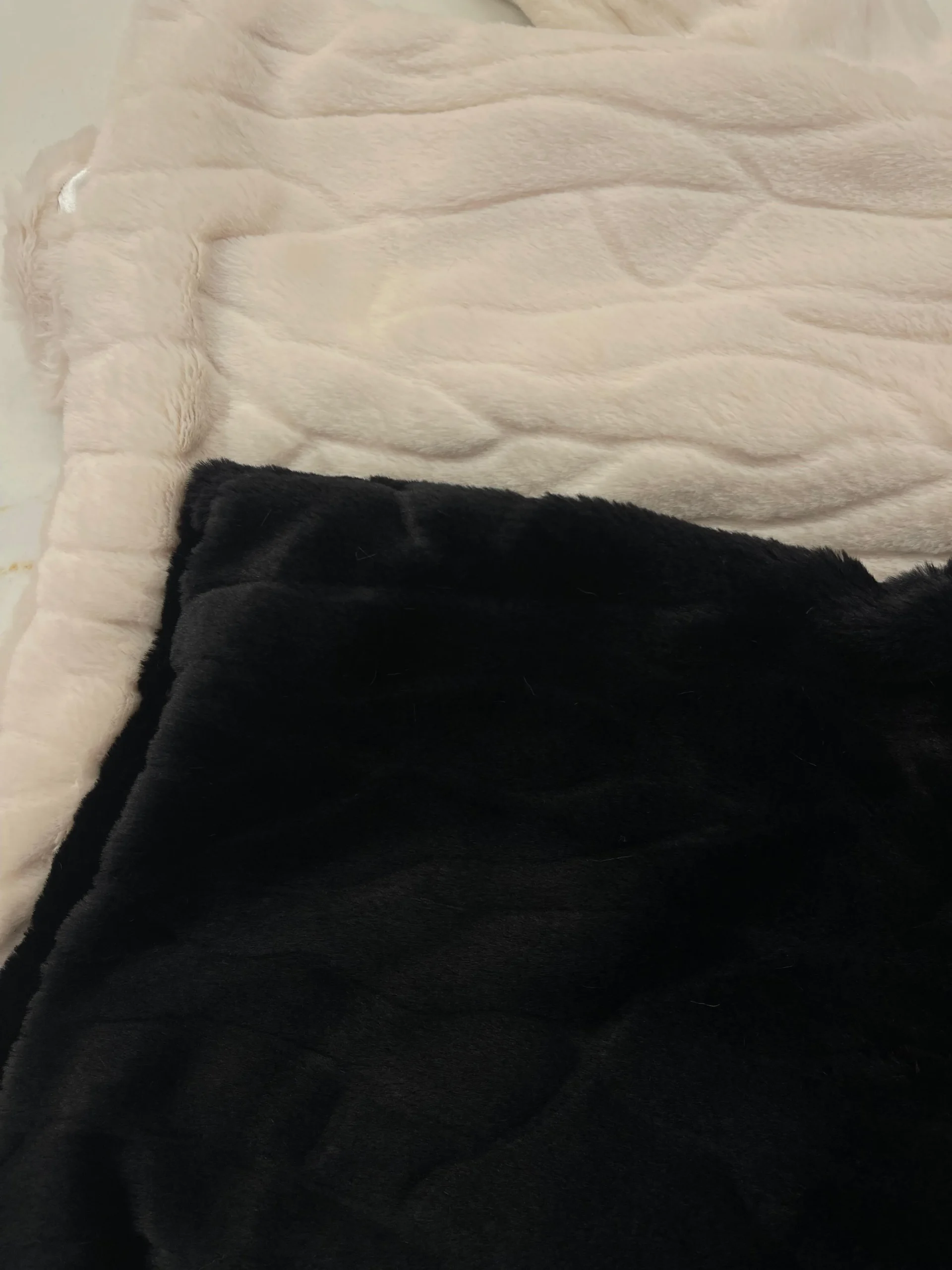 Alternative view of SACO PELUCHE CORTO TEXTURIZADO