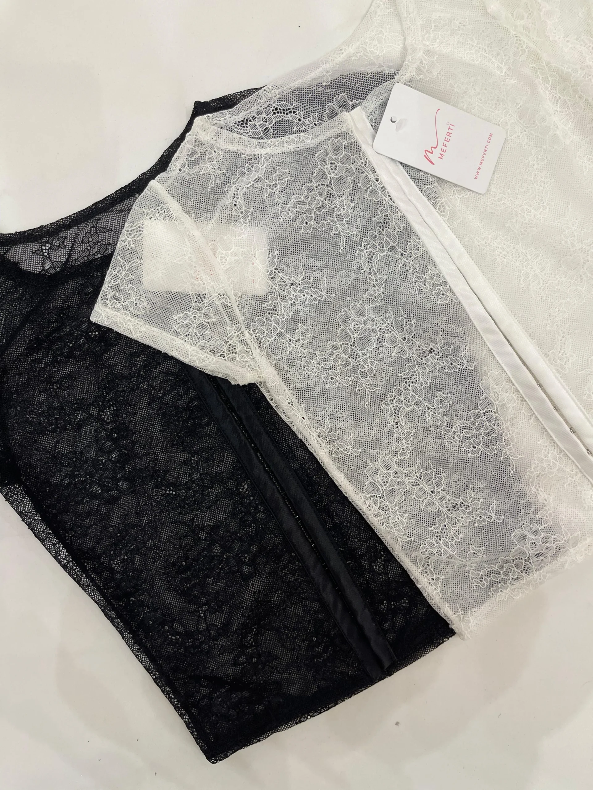 Alternative view of REMERA ENCAJE GANCHOS