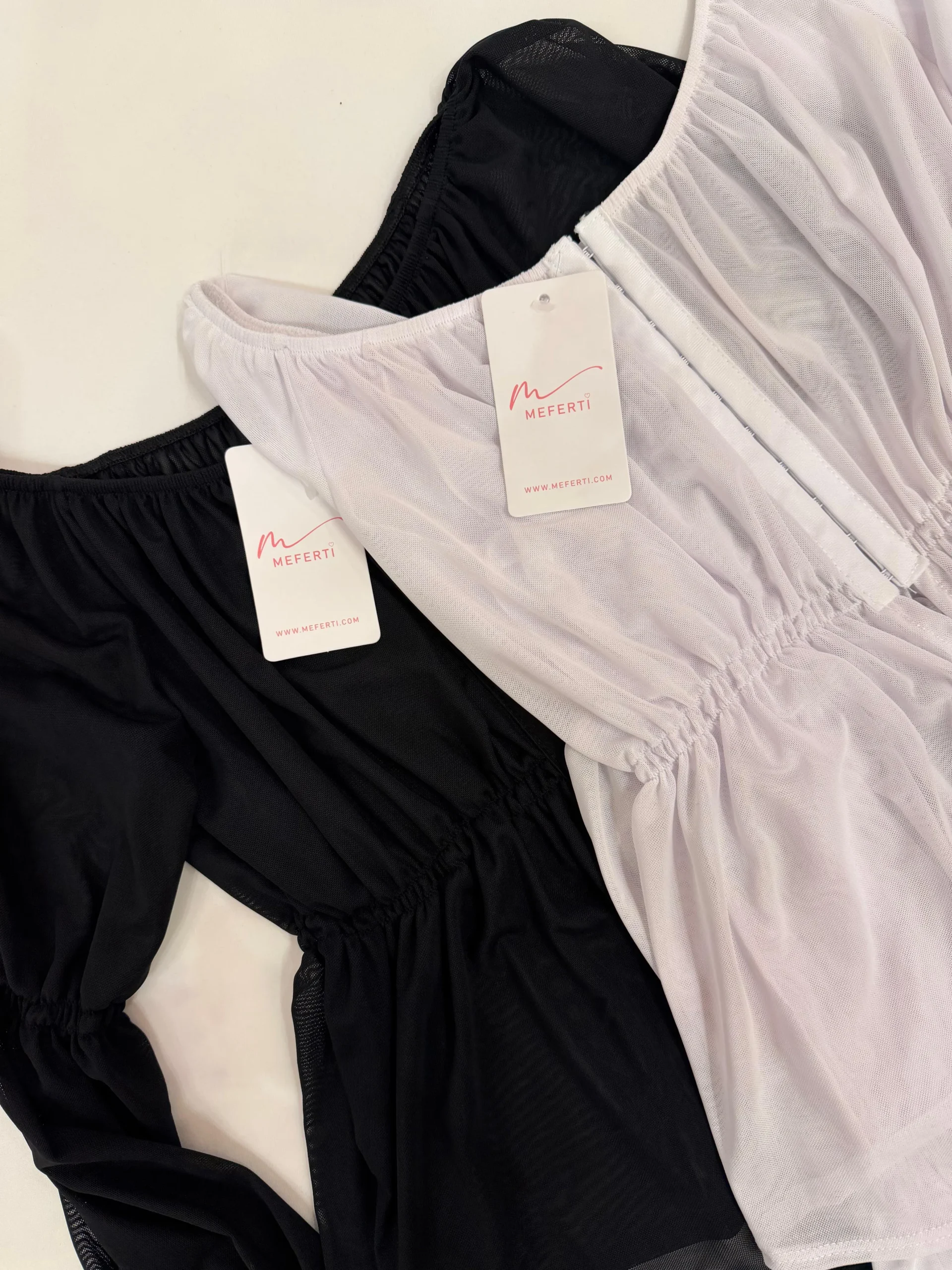 Alternative view of BLUSA FRUNCES CON BROCHE